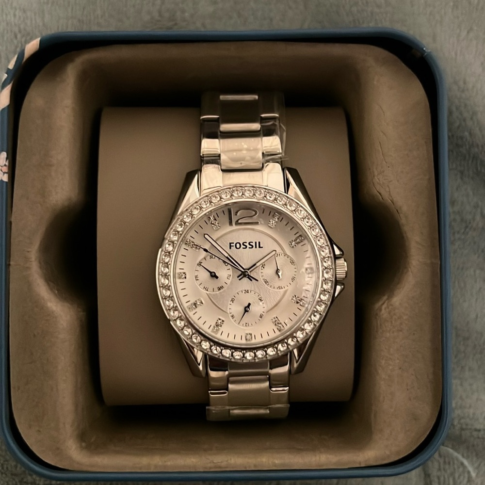 Women’s Fossil Riley Multifunction Stainless Steel Watch w/ quartz dazzling dial